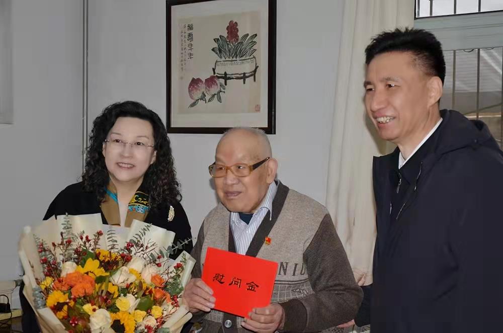 濟(jì)南產(chǎn)發(fā)集團(tuán)黨委副書記、總經(jīng)理黃蓓走訪慰問(wèn)離休老干部、老黨員
